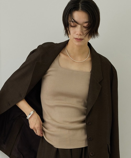 SALON adam et rope'(サロン アダム エ ロペ)の「シルクリブタンクトップ/ アンサンブル対応(タンクトップ・レディース・ブラック/ブルー/キャメル・FREE)」の4枚目の写真