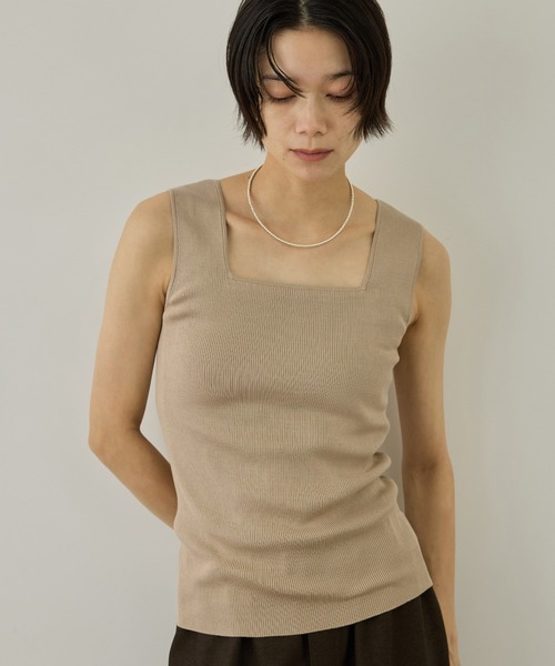 SALON adam et rope'(サロン アダム エ ロペ)の「シルクリブタンクトップ/ アンサンブル対応(タンクトップ・レディース・ブラック/ブルー/キャメル・FREE)」の6枚目の写真