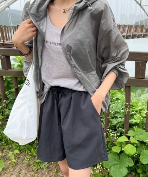 FLINEA(フリネア)の「フード付きドローストリング薄手ジャケット(ブルゾン・レディース・ホワイト/ブラック/グレー/オレンジ/ブルー・FREE)」の3枚目の写真