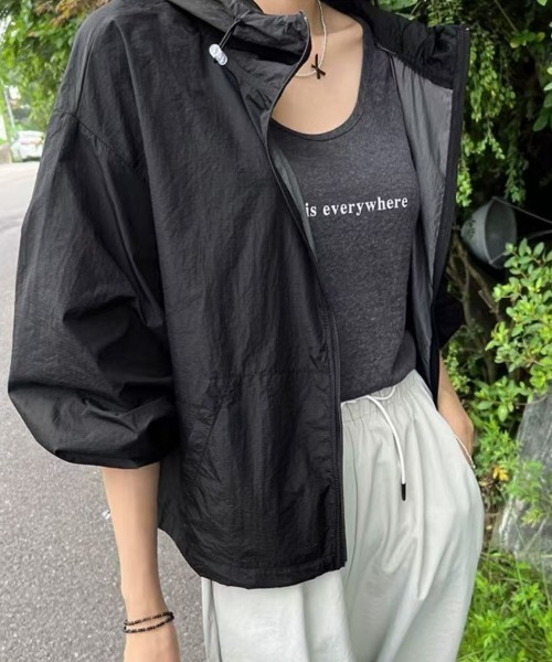 FLINEA(フリネア)の「フード付きドローストリング薄手ジャケット(ブルゾン・レディース・ホワイト/ブラック/グレー/オレンジ/ブルー・FREE)」の2枚目の写真