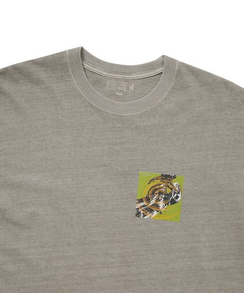 thisisneverthat(ディスイズネバーザット)の「Resonance Tee(Tシャツ/カットソー・メンズ・モスグリーン/グレイッシュベージュ/ホワイト/チャコール・L/M/S/XL)」の6枚目の写真