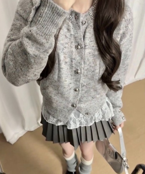 LADY LIKE(レディライク)の「【秋冬新作】ビジュー付きメタル調ボタン丸首カーディガン(カーディガン/ボレロ・レディース・グレー・M)」の1枚目の写真