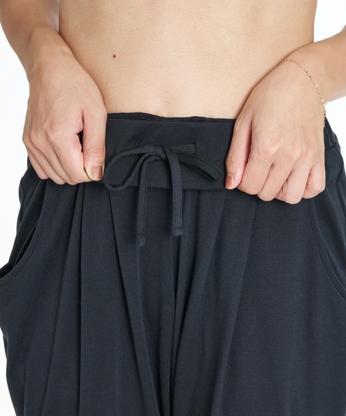 ROXY（ロキシー）の「ROXY FITNESS FEEL FREE LOOSE PANTS ドレープパンツ /速乾 【2026年秋冬モデル】/ロキシーウエストゴムドレープパンツ（その他パンツ・レディース・ブラック/ブルー/マルチ・SMALL/MEDIUM/LARGE）」の5枚目の写真