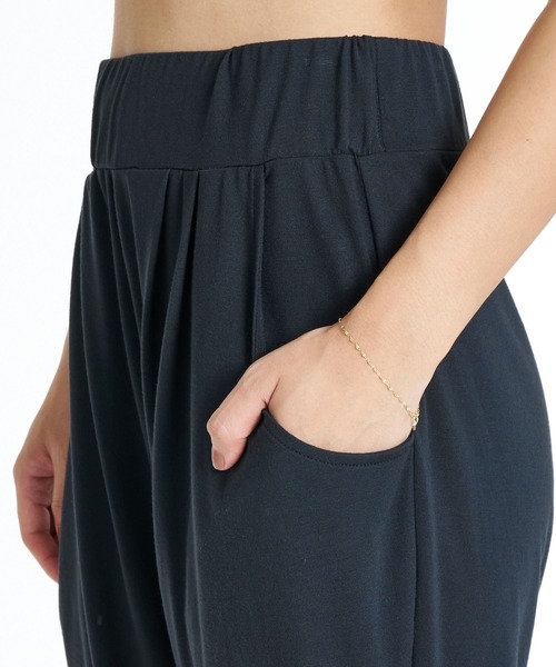 ROXY（ロキシー）の「ROXY FITNESS FEEL FREE LOOSE PANTS ドレープパンツ /速乾 【2026年秋冬モデル】/ロキシーウエストゴムドレープパンツ（その他パンツ・レディース・ブラック/ブルー/マルチ・SMALL/MEDIUM/LARGE）」の6枚目の写真