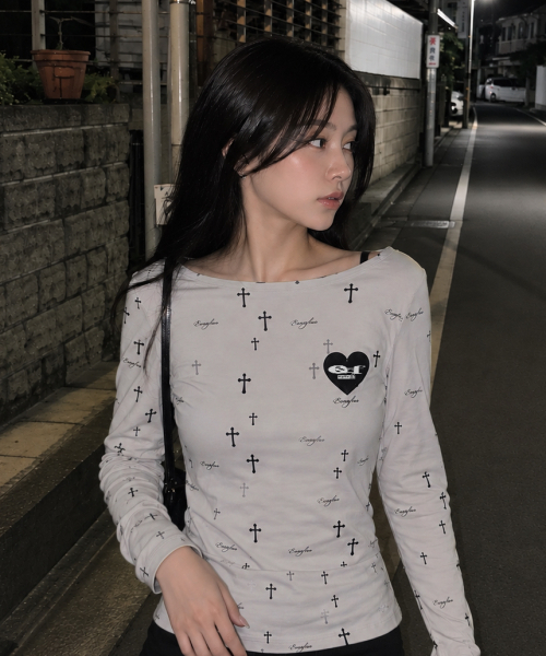ESCAPEFROM(エスケープフロム)の「スモールハート ESCF ロゴ コラージュプリント ブルクロス スリムフィット ロングスリーブ ベージュ(Tシャツ/カットソー・レディース・その他・MEDIUM)」の1枚目の写真