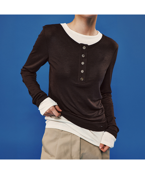 PLAC WOMEN(プレイス・ウィメン)の「レイヤードヘンリーロングスリーブブラウン(Tシャツ/カットソー・レディース・ブラウン・O/S)」の1枚目の写真