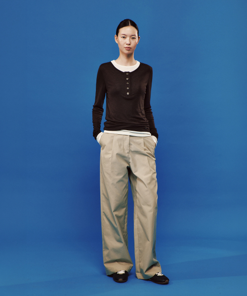 PLAC WOMEN(プレイス・ウィメン)の「レイヤードヘンリーロングスリーブブラウン(Tシャツ/カットソー・レディース・ブラウン・O/S)」の2枚目の写真