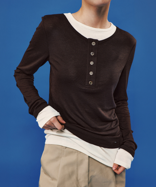 PLAC WOMEN(プレイス・ウィメン)の「レイヤードヘンリーロングスリーブブラウン(Tシャツ/カットソー・レディース・ブラウン・O/S)」の3枚目の写真