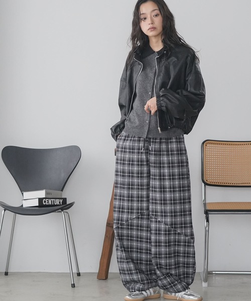 mili an deni(ミリアンデニ)の「ネルチェック素材ワイドカーブパンツ(その他パンツ・レディース・ブラック/ブラウン・M)」の9枚目の写真
