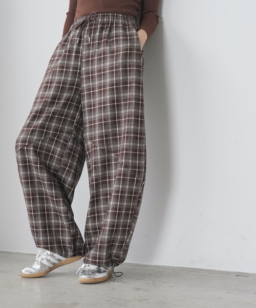 mili an deni(ミリアンデニ)の「ネルチェック素材ワイドカーブパンツ(その他パンツ・レディース・ブラック/ブラウン・M)」の6枚目の写真