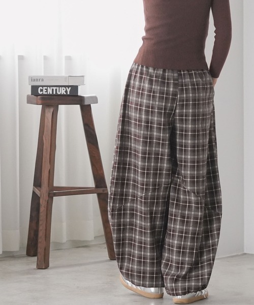 mili an deni(ミリアンデニ)の「ネルチェック素材ワイドカーブパンツ(その他パンツ・レディース・ブラック/ブラウン・M)」の5枚目の写真