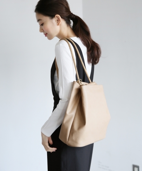 LEPSIM（レプシィム）の「ボンサックショルダーバッグ　745706（ショルダーバッグ・レディース・ブラック/ライトベージュ・ONE SIZE）」の6枚目の写真