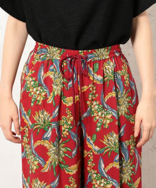 green label relaxing（グリーンレーベルリラクシング）の「[レイン スプーナー]reyn spooner CF BOTA PRT WD パンツ（その他パンツ・レディース・ブラック/レッド・FREE）」の7枚目の写真