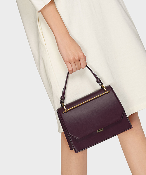 CHARLES & KEITH（チャールズ & キース）の「ストラクチャーハンドバッグ/STRUCTURED HANDBAG（ハンドバッグ・レディース・ブラック/バーガンディー・S）」の8枚目の写真