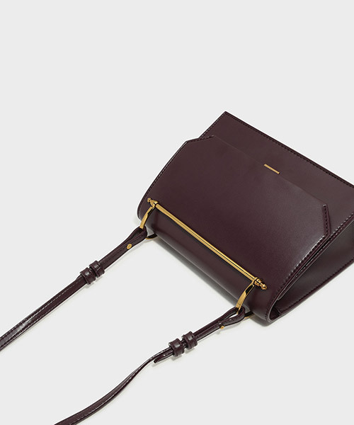 CHARLES & KEITH（チャールズ & キース）の「ストラクチャーハンドバッグ/STRUCTURED HANDBAG（ハンドバッグ・レディース・ブラック/バーガンディー・S）」の10枚目の写真