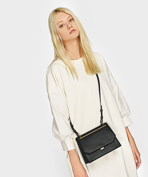 CHARLES & KEITH（チャールズ & キース）の「ストラクチャーハンドバッグ/STRUCTURED HANDBAG（ハンドバッグ・レディース・ブラック/バーガンディー・S）」の3枚目の写真