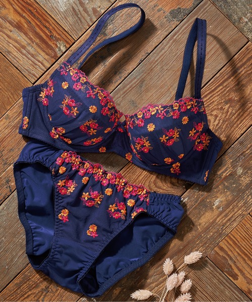 YU'NOW（ユナウ）の「【全9デザインから選べる！】【上下セット/AA-Gカップ】to meeブラ＆ショーツ（ブラ&ショーツ・レディース・ブルー/グリーン×オレンジ/サックスブルー/ワイン/ブラック×パープル/パープル/ブラック/ブラウン/ホワイト/ブラック系その他/アイボリー/ミント/ブラック×ピンク/レッド/ピンク/ネイビー/ホワイト系その他/アイボリー系/ベージュ・G75L/A75M/AA70M/A65M/F80L/D70M/AA65M/B70M/B65M/C70M/A70M/E80L/E75L/B75M/C75M/C80L/B75L/G80L/D80L/F70M/D75L/F75L/C75L/G70M/E70M/C65M/E65M/D65M/E70L/D70L/F65M/F70L）」の13枚目の写真