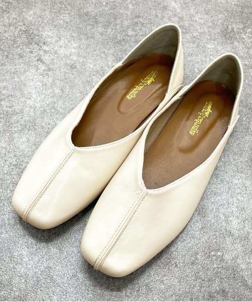 apres jour mignon（アプレジュールミニョン）の「センターシームフラットシューズ【ZOZOTOWN限定アイテム】（パンプス・レディース・アイボリー/ブラック/その他・X-LARGE/SMALL/MEDIUM/LARGE）」の4枚目の写真