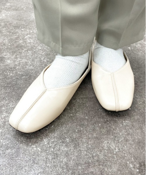 apres jour mignon（アプレジュールミニョン）の「センターシームフラットシューズ【ZOZOTOWN限定アイテム】（パンプス・レディース・アイボリー/ブラック/その他・X-LARGE/SMALL/MEDIUM/LARGE）」の8枚目の写真
