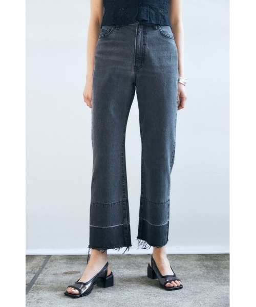 MOUSSY（マウジー）の「CUT OFF CROPPED FLARE（デニムパンツ・レディース・ブラック/ブルー・1/2/0）」の3枚目の写真