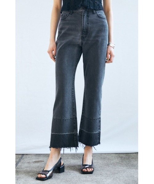 MOUSSY（マウジー）の「CUT OFF CROPPED FLARE（デニムパンツ・レディース・ブラック/ブルー・1/2/0）」の4枚目の写真