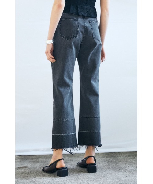 MOUSSY（マウジー）の「CUT OFF CROPPED FLARE（デニムパンツ・レディース・ブラック/ブルー・1/2/0）」の6枚目の写真