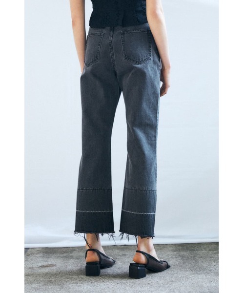 MOUSSY（マウジー）の「CUT OFF CROPPED FLARE（デニムパンツ・レディース・ブラック/ブルー・1/2/0）」の7枚目の写真