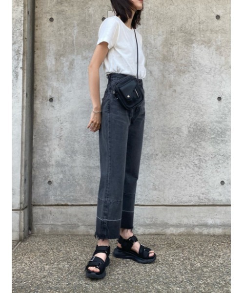 MOUSSY（マウジー）の「CUT OFF CROPPED FLARE（デニムパンツ・レディース・ブラック/ブルー・1/2/0）」の22枚目の写真