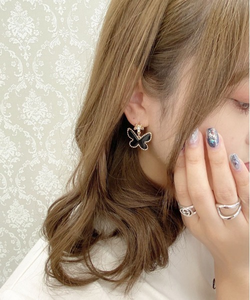 apres jour（アプレジュール）の「【apres jour×ARIAZ】ゆらゆら蝶ピアス（ピアス（両耳用）・レディース・ブラック/オフホワイト・FREE）」の2枚目の写真