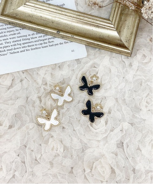 apres jour（アプレジュール）の「【apres jour×ARIAZ】ゆらゆら蝶ピアス（ピアス（両耳用）・レディース・ブラック/オフホワイト・FREE）」の3枚目の写真