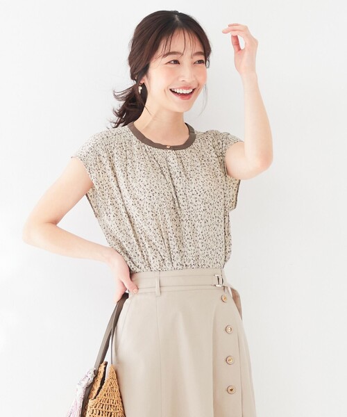 ANY SIS(エニィスィス)の「【洗える】カッセンフラワープリント ブラウス(シャツ/ブラウス・レディース・ブラウン系4/アイボリー系4・2)」の2枚目の写真