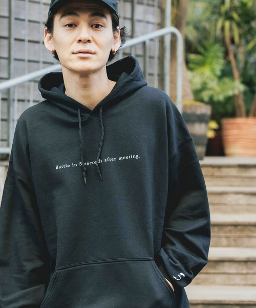 ROOPTOKYO（ループトウキョウ）の「【ROOPTOKYOオリジナル】出会って5秒でバトル Battle in 5 seconds after meeting アニメプリント プルオーバーパーカー フロントロゴ バックプリント（パーカー・メンズ・ホワイト/ブラック・M/L/XXL/XL）」の2枚目の写真