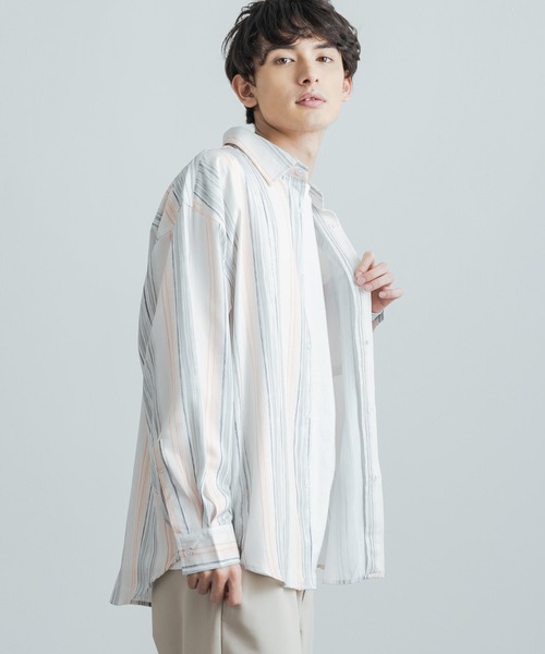 Rocky Monroe(ロッキーモンロー)の「オーバーサイズ 総柄グラフィックプリント レギュラーカラーストレッチロングシャツ(シャツ/ブラウス・メンズ・ライトグレー/ダークブラウン/オフホワイト/チャコール/ピンク/ブラウン/グリーン/サックスブルー/ラベンダー/ホワイト・M/L)」の1枚目の写真