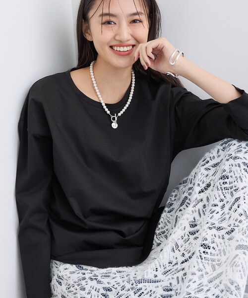 INDIVI（インディヴィ）の「【洗える/コットン100%】ラウンドヘムシンプルカットソー（Tシャツ/カットソー・レディース・ホワイト系/グレー/チャコールグレー/ライトベージュ/ブラウン系その他/ブラック・38/34/05/13/12/17）」の3枚目の写真