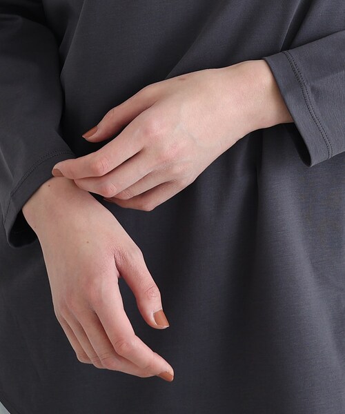 INDIVI（インディヴィ）の「【洗える/コットン100%】ラウンドヘムシンプルカットソー（Tシャツ/カットソー・レディース・ホワイト系/グレー/チャコールグレー/ライトベージュ/ブラウン系その他/ブラック・38/34/05/13/12/17）」の12枚目の写真