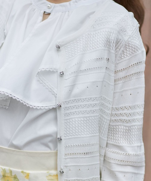 tocco closet（トッコ　クローゼット）の「パールボタン透かし編みボーダーカーディガン（カーディガン/ボレロ・レディース・オフホワイト/ピンクベージュ・M）」の3枚目の写真