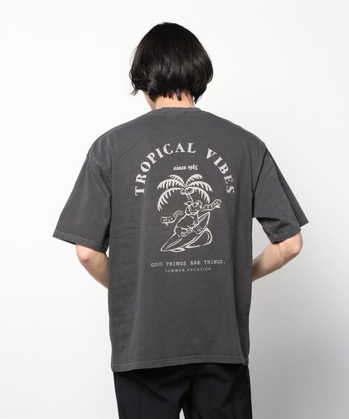 JOHN'S CLOSET(ジョンズクローゼット)の「【13】ピグメント加工バックプリントTシャツ(Tシャツ/カットソー・メンズ・チャコールグレー/グレイッシュベージュ/グリーン/ホワイト・MEDIUM/LARGE)」の22枚目の写真