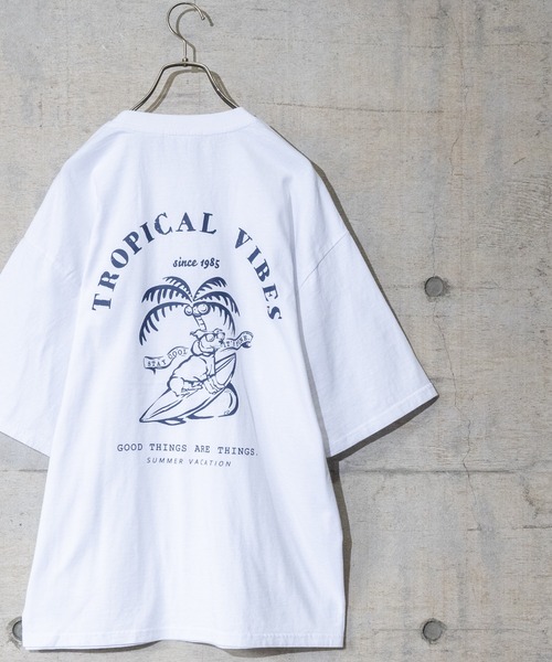 JOHN'S CLOSET(ジョンズクローゼット)の「【13】ピグメント加工バックプリントTシャツ(Tシャツ/カットソー・メンズ・チャコールグレー/グレイッシュベージュ/グリーン/ホワイト・MEDIUM/LARGE)」の2枚目の写真