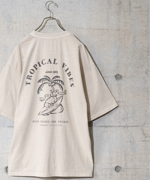 JOHN'S CLOSET(ジョンズクローゼット)の「【13】ピグメント加工バックプリントTシャツ(Tシャツ/カットソー・メンズ・チャコールグレー/グレイッシュベージュ/グリーン/ホワイト・MEDIUM/LARGE)」の1枚目の写真