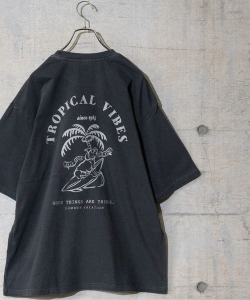 JOHN'S CLOSET(ジョンズクローゼット)の「【13】ピグメント加工バックプリントTシャツ(Tシャツ/カットソー・メンズ・チャコールグレー/グレイッシュベージュ/グリーン/ホワイト・MEDIUM/LARGE)」の3枚目の写真