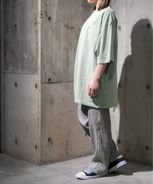 JOHN'S CLOSET(ジョンズクローゼット)の「【13】ピグメント加工バックプリントTシャツ(Tシャツ/カットソー・メンズ・チャコールグレー/グレイッシュベージュ/グリーン/ホワイト・MEDIUM/LARGE)」の12枚目の写真