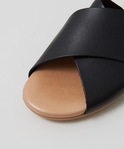 BIANCA（ビアンカ）の「【BIANCA】 レザークロスサンダル（サンダル・レディース・ホワイト/ブラック/キャメル・37/39/38）」の11枚目の写真