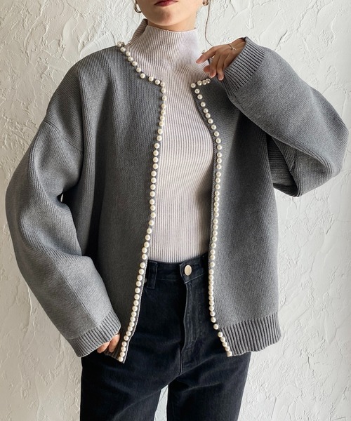 She's Closet(シーズクローゼット)の「ノーカラーパールニットカーディガン(カーディガン/ボレロ・レディース・イエロー/アイボリー/ブラック/パープル/グレー/ネイビー/杢グレー・FREE)」の4枚目の写真