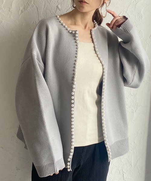 She's Closet(シーズクローゼット)の「ノーカラーパールニットカーディガン(カーディガン/ボレロ・レディース・イエロー/アイボリー/ブラック/パープル/グレー/ネイビー/杢グレー・FREE)」の3枚目の写真