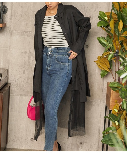 LATINA（ラティーナ）の「レイヤード風チュールヘムロングシャツ（シャツ/ブラウス・レディース・ブラック/ホワイト・FREE）」の2枚目の写真