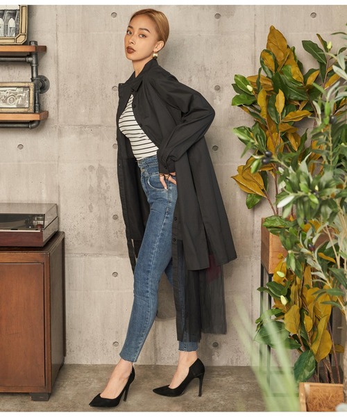 LATINA（ラティーナ）の「レイヤード風チュールヘムロングシャツ（シャツ/ブラウス・レディース・ブラック/ホワイト・FREE）」の5枚目の写真