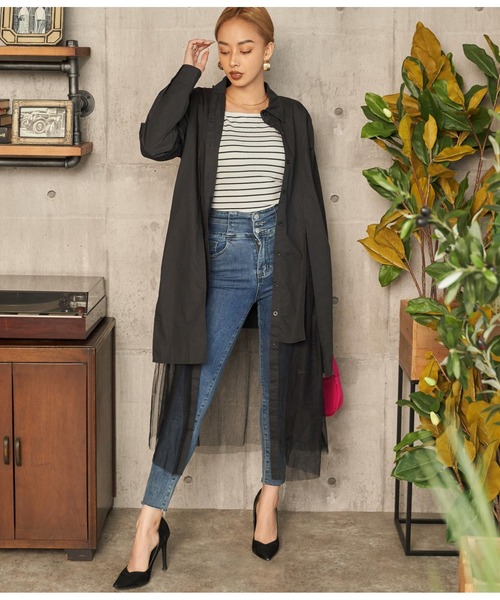 LATINA（ラティーナ）の「レイヤード風チュールヘムロングシャツ（シャツ/ブラウス・レディース・ブラック/ホワイト・FREE）」の6枚目の写真