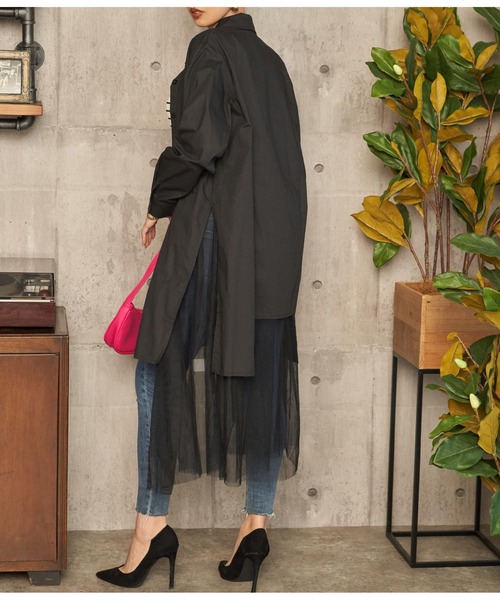 LATINA（ラティーナ）の「レイヤード風チュールヘムロングシャツ（シャツ/ブラウス・レディース・ブラック/ホワイト・FREE）」の9枚目の写真