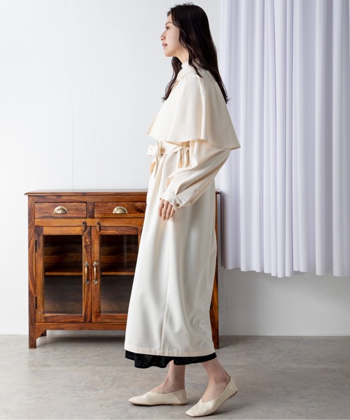 MILLION CARATS（ミリオンカラッツ）の「ケープライクワンピースコート（トレンチコート・レディース・ブルー/オフホワイト・FREE）」の13枚目の写真