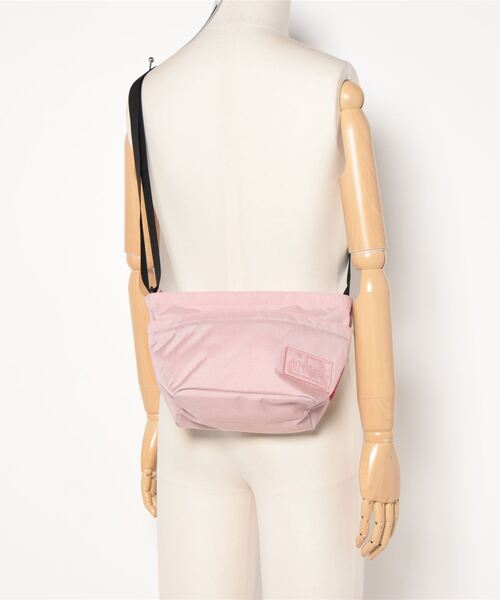 Manhattan Portage(マンハッタンポーテージ)の「Tulip Shoulder Bag Blossom(ショルダーバッグ・レディース・ライトピンク/アイボリー/セージグリーン・X-SMALL)」の15枚目の写真